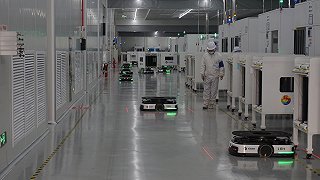 光伏工廠里的智能“載客師傅”與“調度員” AI驅動的未來車間已來